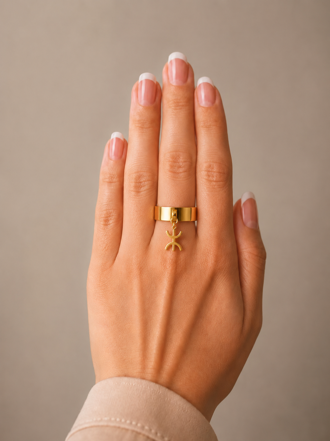 Bague Jonc Dorée Ouverte – Pendentif Symbole Amazigh "Yaz"
