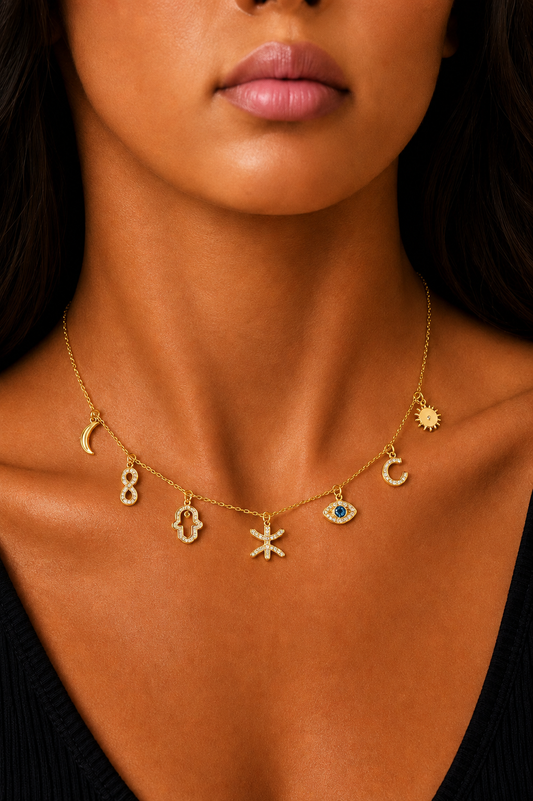 Collar con dijes brillantes que incluyen un símbolo AMAZIGH KABYLE