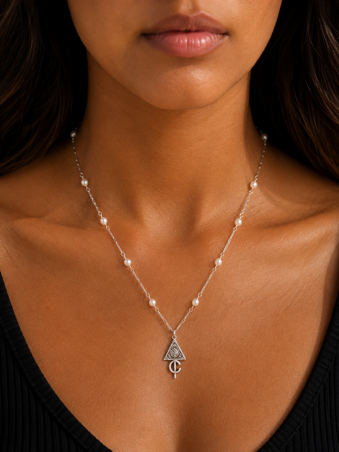 Collier Kabyle Argenté à Perles – Pendentif Triangle et Yaz