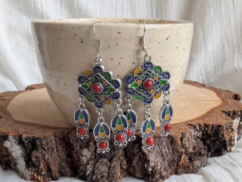 Boucles d'Oreilles Dangles Ethniques "Oasis d'Artisanat" – Couleurs Éclatantes et Fini Argenté