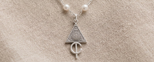 Fibule kabyle traditionnelle tabzimt en argent ciselé et motifs berbères