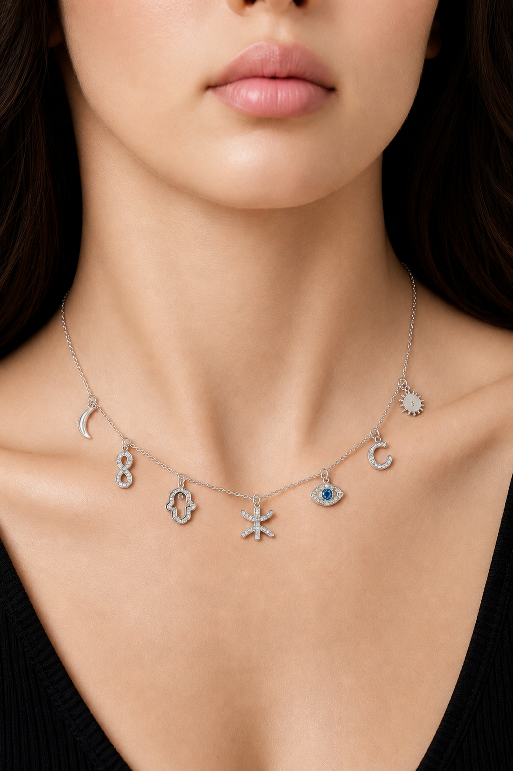 Collar con dijes brillantes que incluyen un símbolo AMAZIGH KABYLE