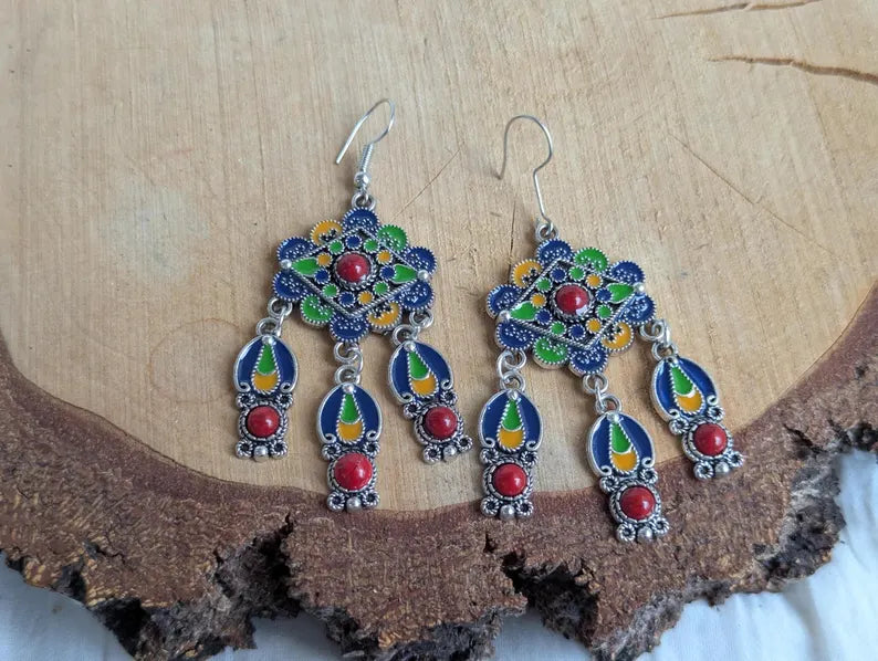 Boucles d'Oreilles Dangles Ethniques "Oasis d'Artisanat" – Couleurs Éclatantes et Fini Argenté