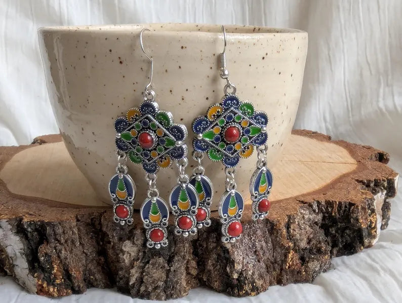 Boucles d'Oreilles Dangles Ethniques "Oasis d'Artisanat" – Couleurs Éclatantes et Fini Argenté