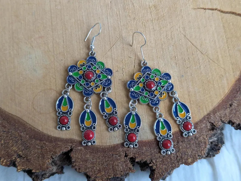 Boucles d'Oreilles Dangles Ethniques "Oasis d'Artisanat" – Couleurs Éclatantes et Fini Argenté